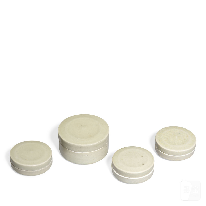 唐 米白釉圓盒四件 | FOUR CREAM-GLAZED COSMETIC BOXES AND COVERS - 图4